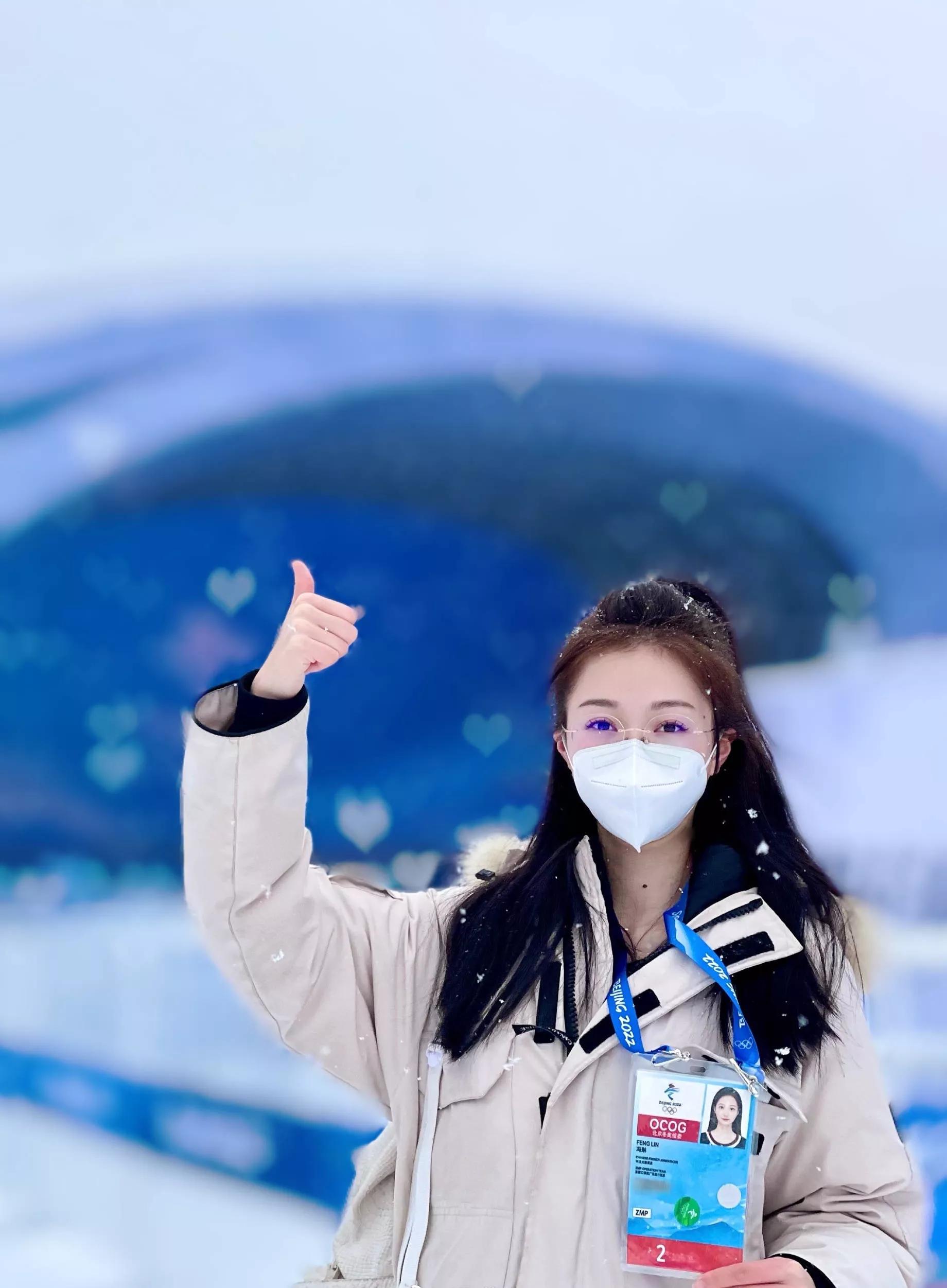 中传媒“校花”冯琳，成为冬奥会播报员，现场照片太美了