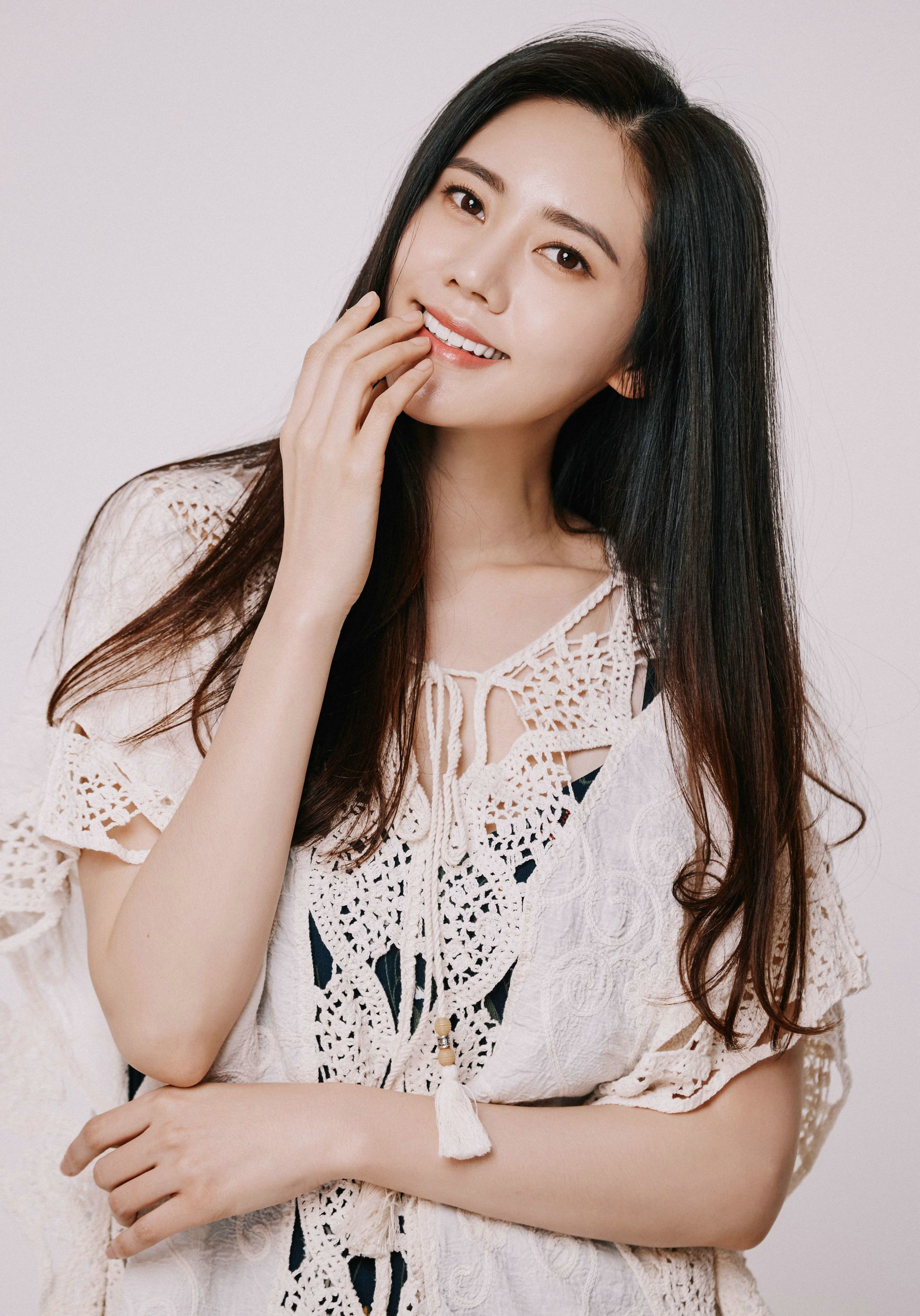 秋瓷炫高清壁纸，嫁入中国的韩国女星