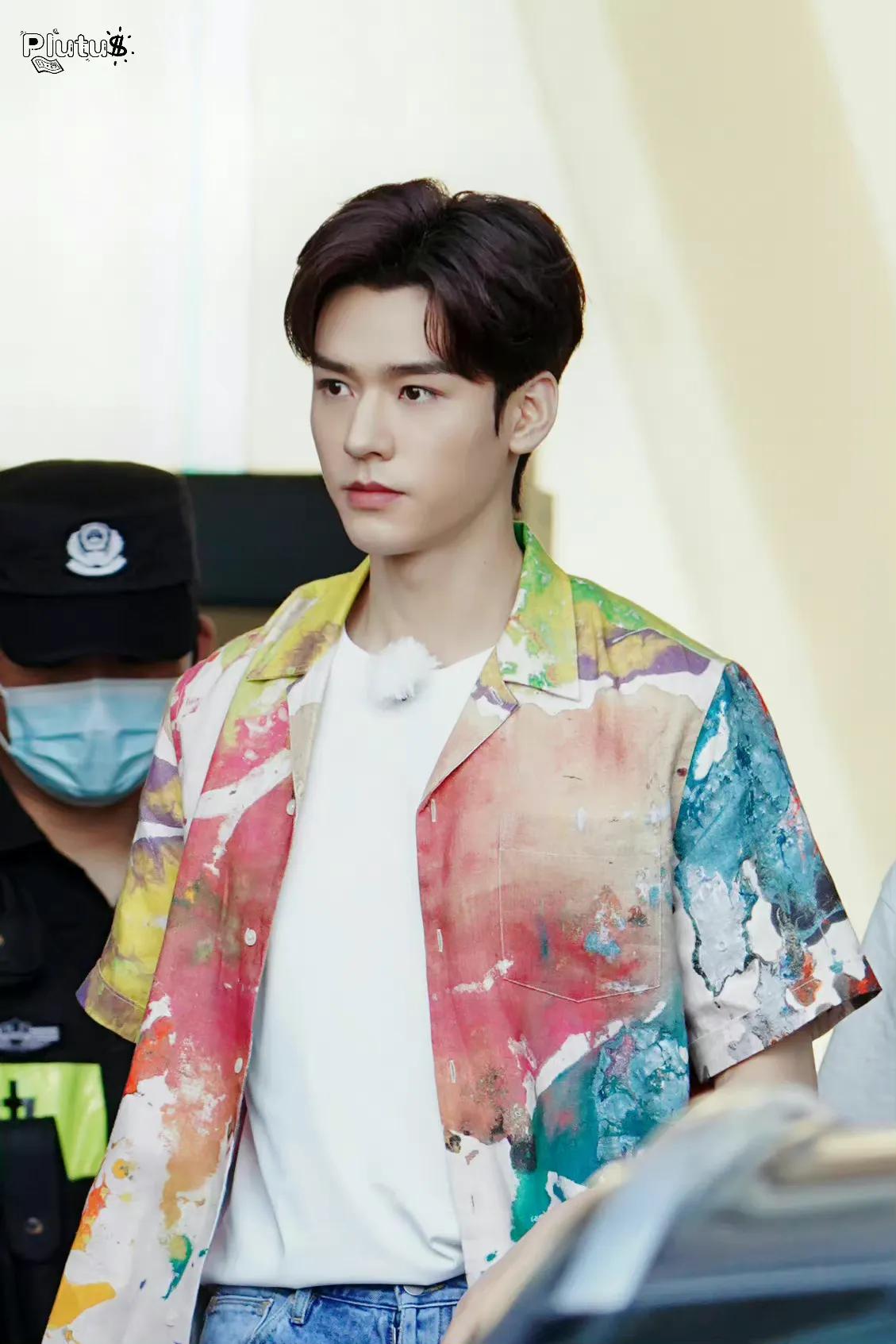 综艺《极限挑战》横店路透中帅气的龚俊