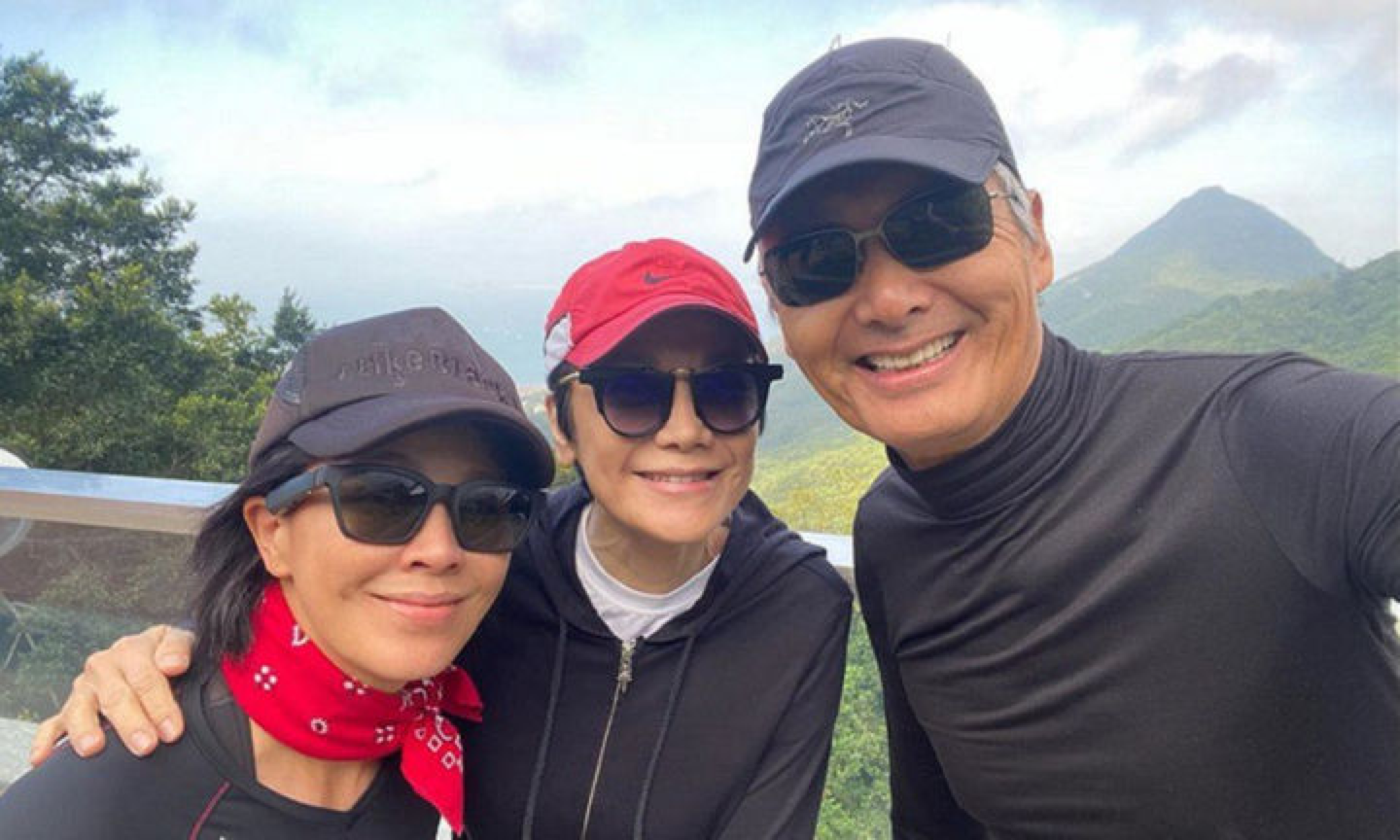 66岁周润发现身海鲜档，大方给店员红包，皱纹明显仍难掩男神气质