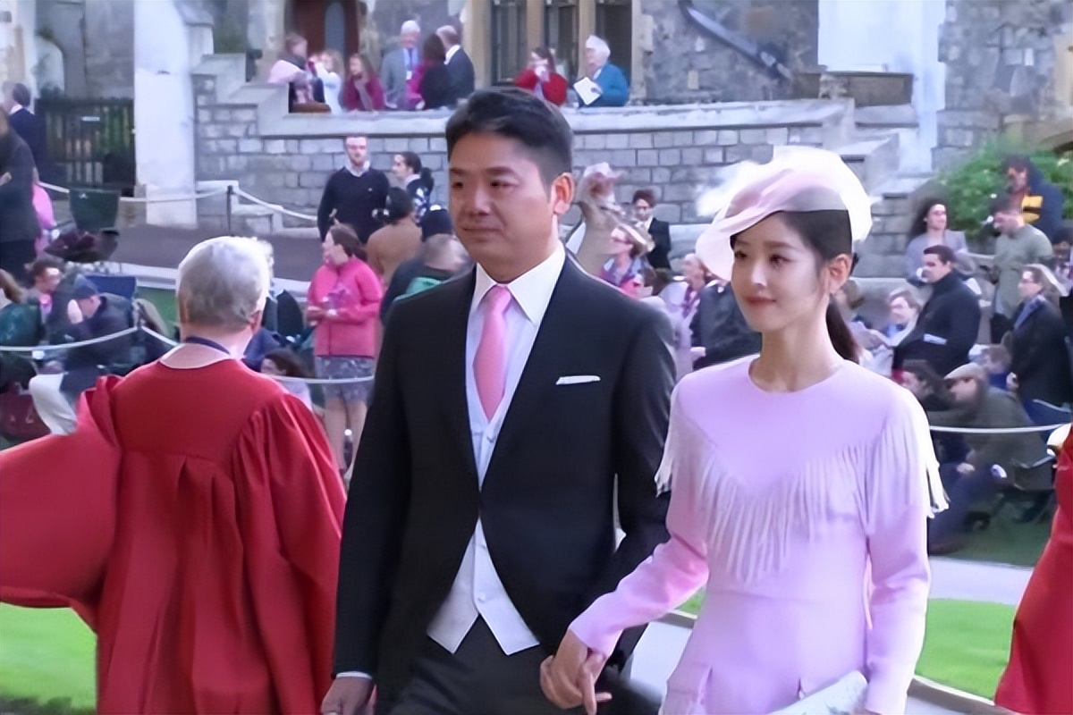 章泽天，嫁给刘强东7年，她的聪明让人刮目相看