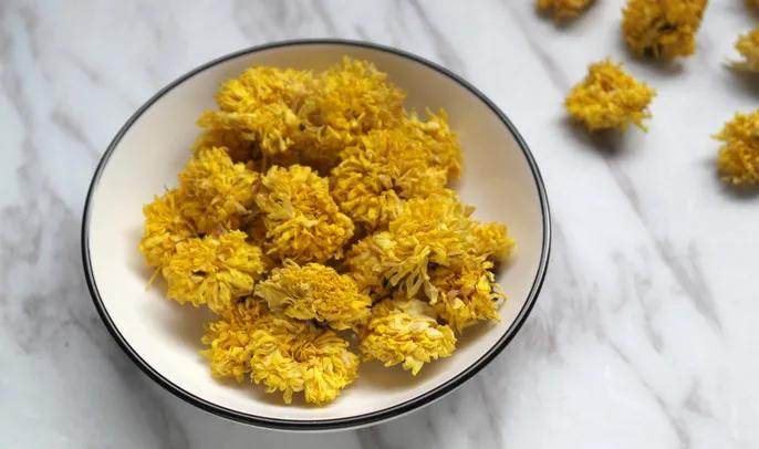 菊花泡水好处多多，菊花茶如何选？老茶友教你一招，不妨多做了解