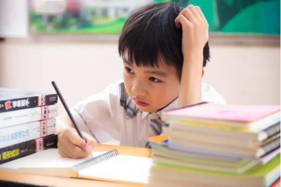 小学生作文《孤独》，仅三行15字却得满分，老师赞不绝口
