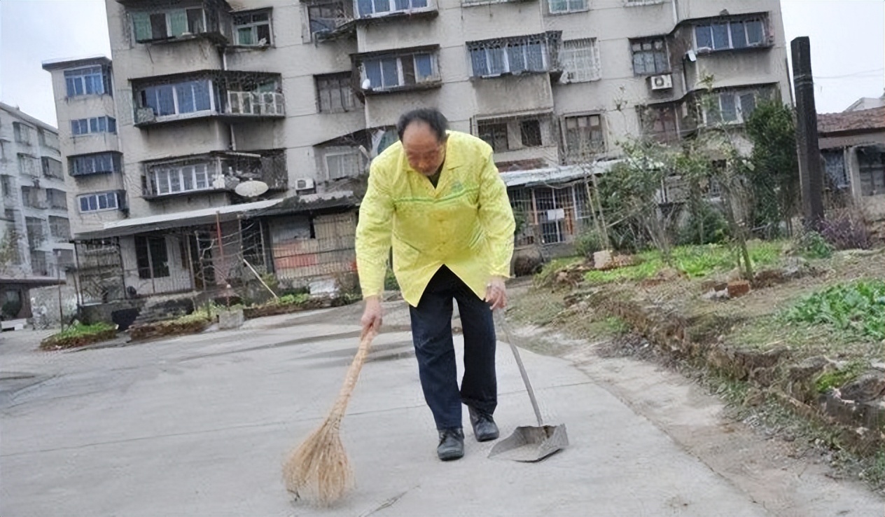 2012年湖南一38岁女教师倒追65岁二婚环卫工人，如今过得怎么样