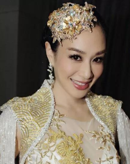 钟丽缇美照一册，欣赏