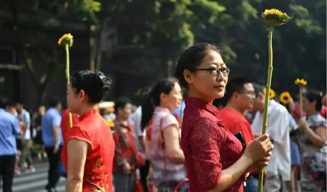 家长陪同高考时，要不要准备旗袍和鲜花，老师坦言不是你想的那样