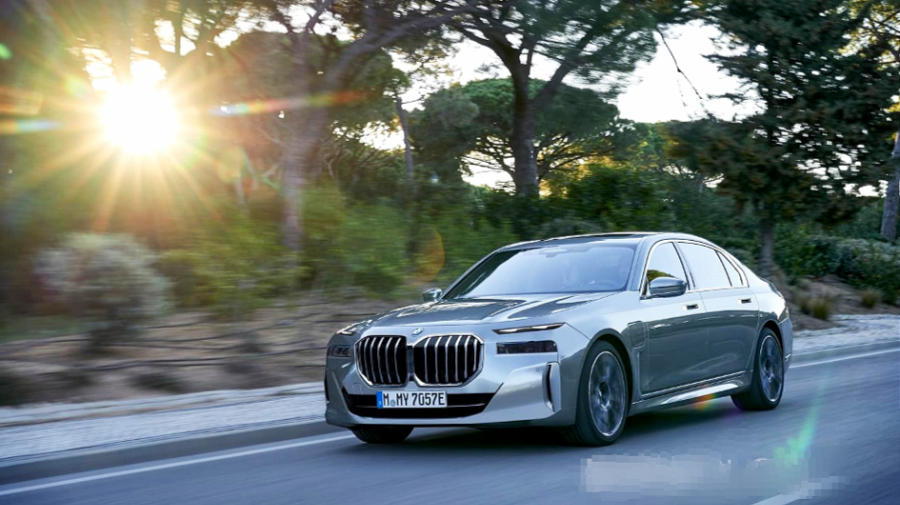 分体式大灯,后排31英寸8k屏幕,性能版m7,全新宝马7系真这样?