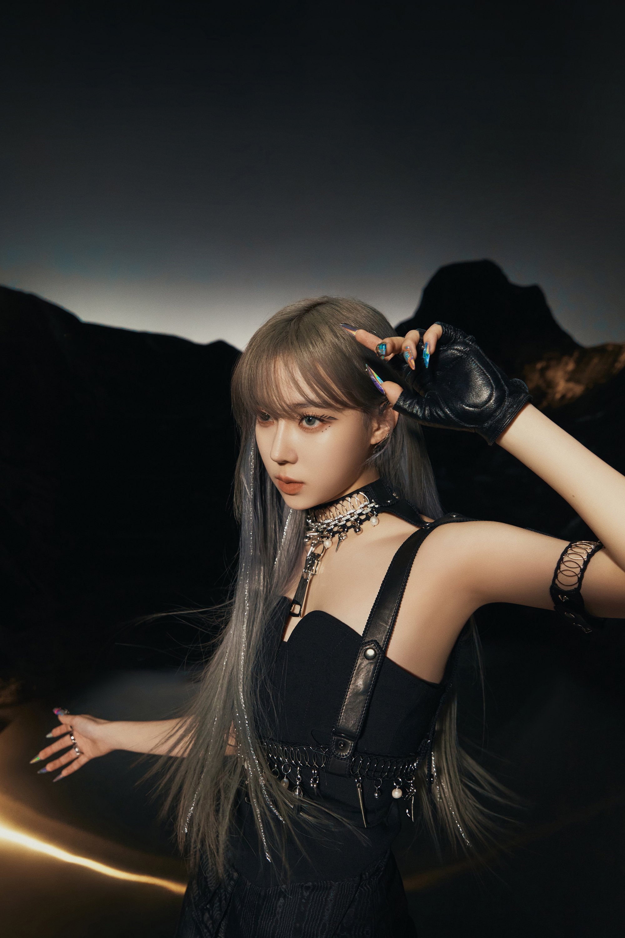 aespa新专预告照,金玟庭变身"女战士",时尚感强烈