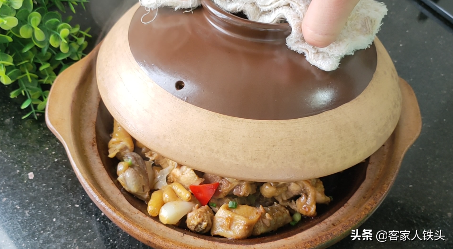 客家葱油鸡，一锅让人吃一次就爱上的家常菜，嫩滑入味吃着很过瘾