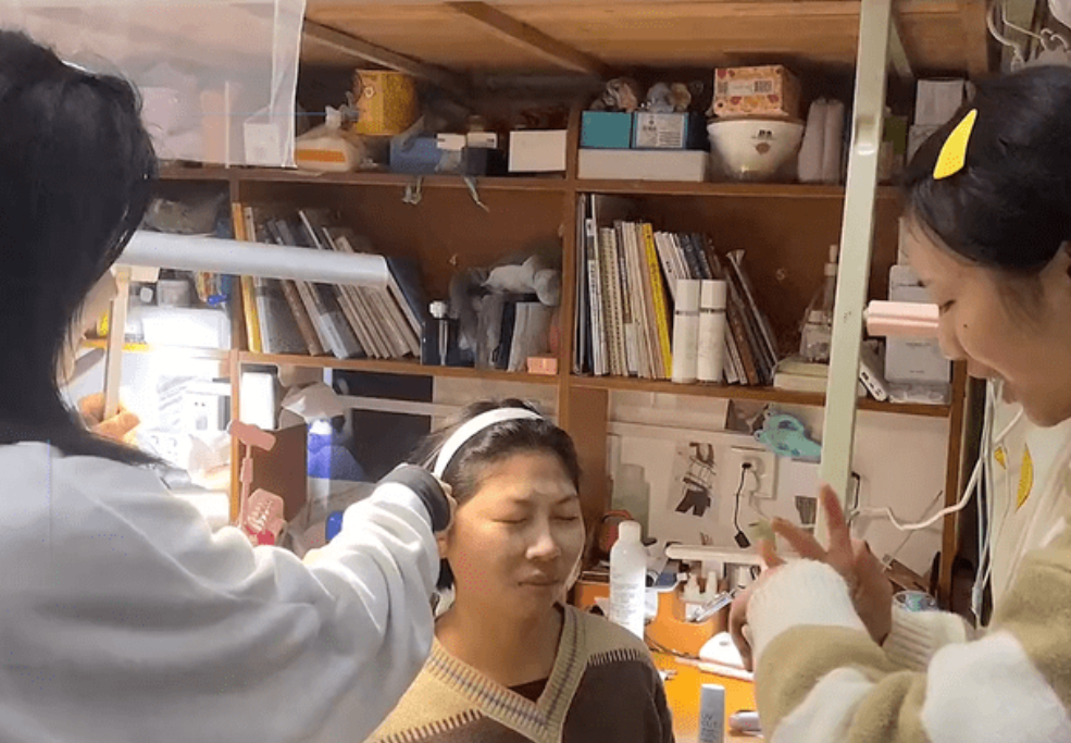 大学生初次约会，全寝女生来“支援”，评论区却满是“嫉妒声”