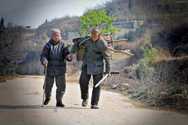 六線小城門衛1200也有人干，農村環衛人員工資多少，你的父母呢