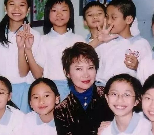 3岁丧父7岁拍戏还债，19岁红遍全国，如今75岁活成“不败美人”