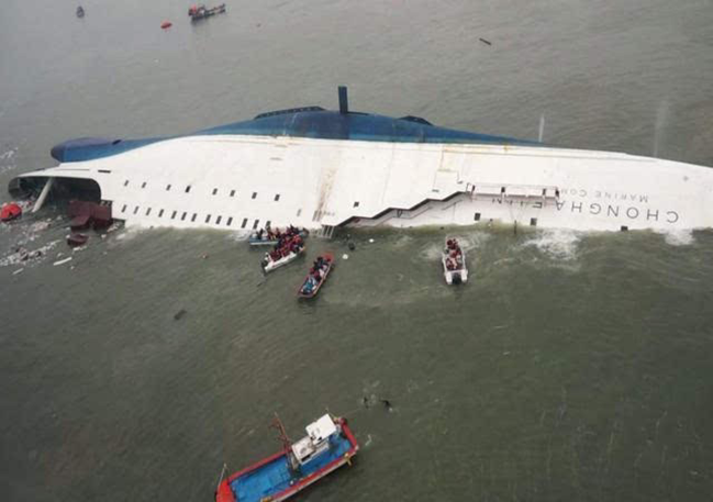 船长弃船海警不救援，总统玩消失：韩国世越号游轮事件背后的真相