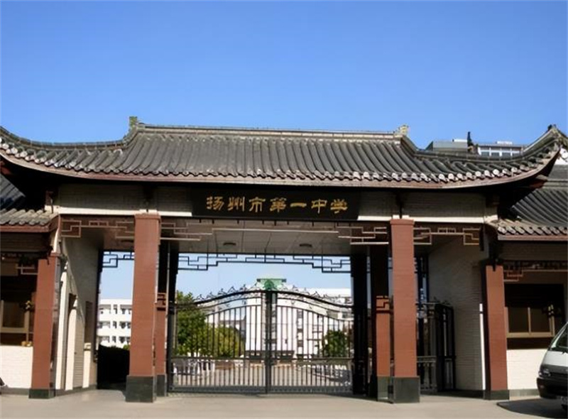 2000年，江苏破产女老板收养16岁孤儿，15年后孩子回报她1530万