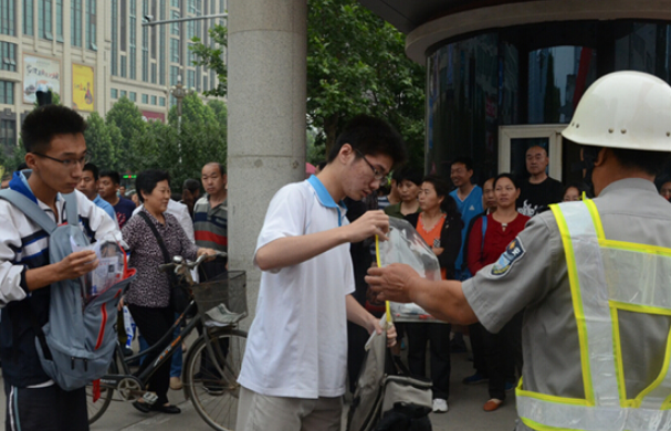 高考体检要“全裸上阵”，女生听了脸都红了，医生：谁愿意看你