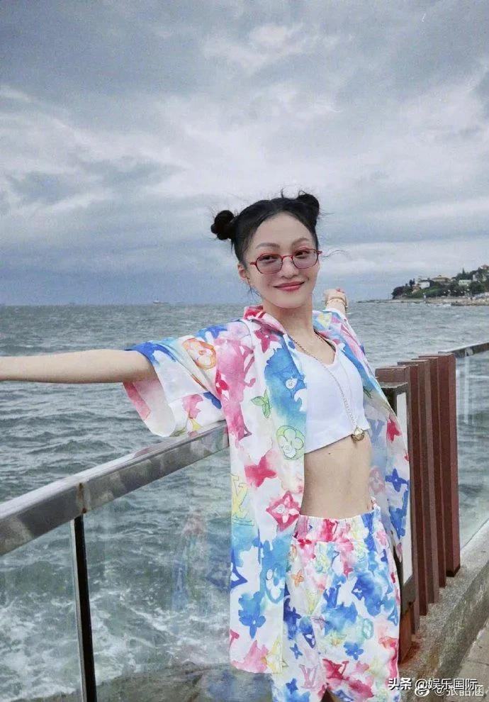 张韶涵扎双丸子头海边度假 笑容灿烂似少女