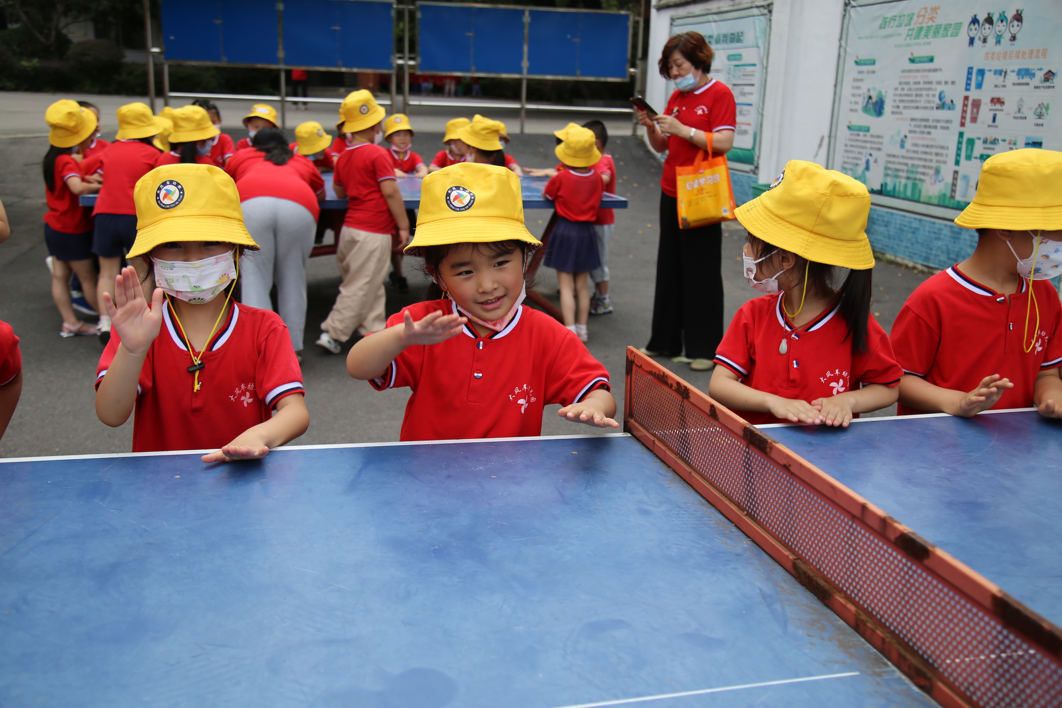 幼儿园孩子进东方红小学 体验小学生活