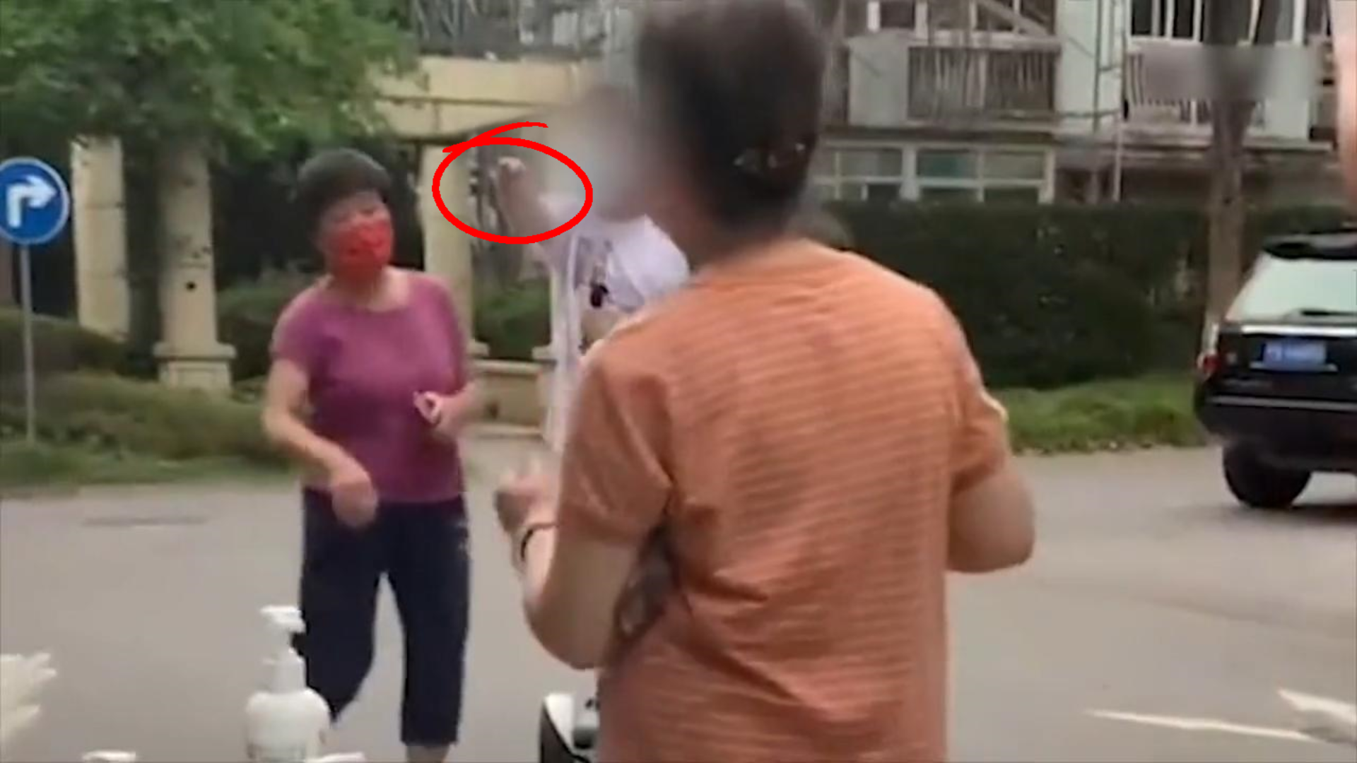 上海男孩骑平衡车做核酸被拒，持刀威胁志愿者，大喊：我要砍死他