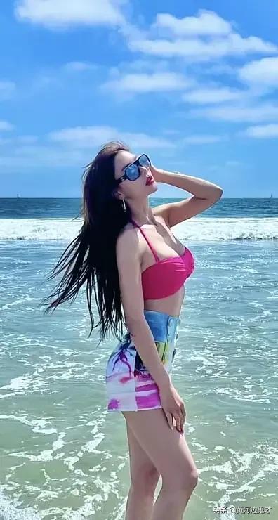 克拉拉，花花的椰树，花花的裙