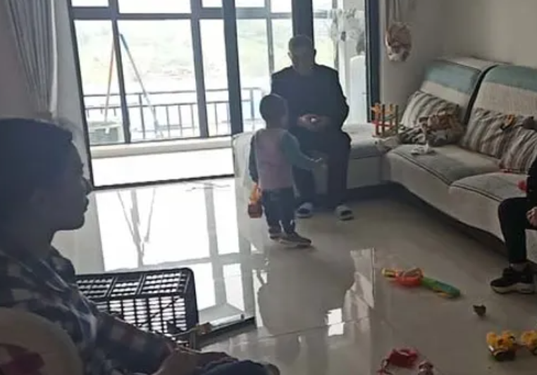 2016年16岁女孩把母亲关房间，没有食物8天后死亡，法院：坐牢7年