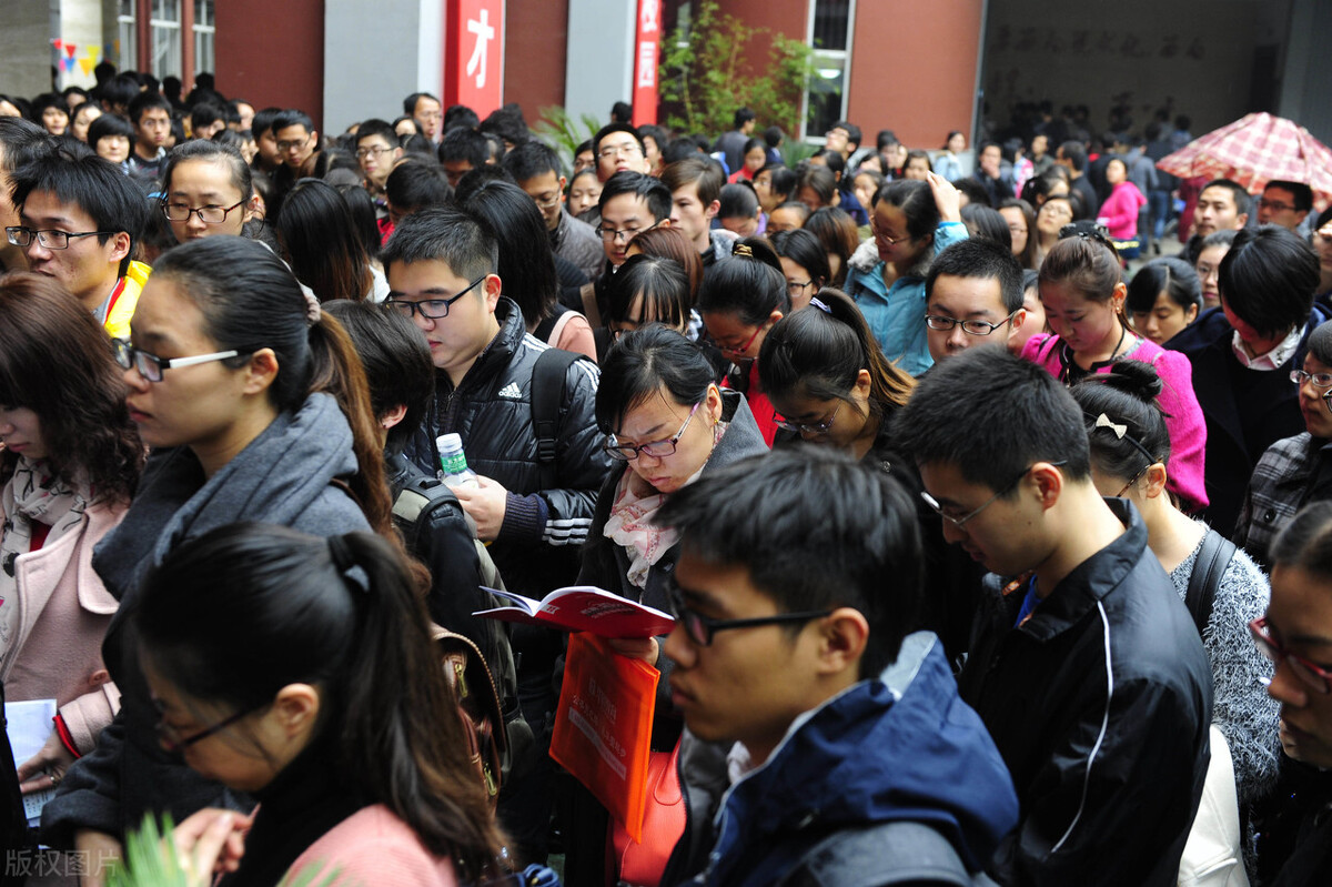 盘点最容易考公务员的6个专业，居优先地位，大学生一定要利用好