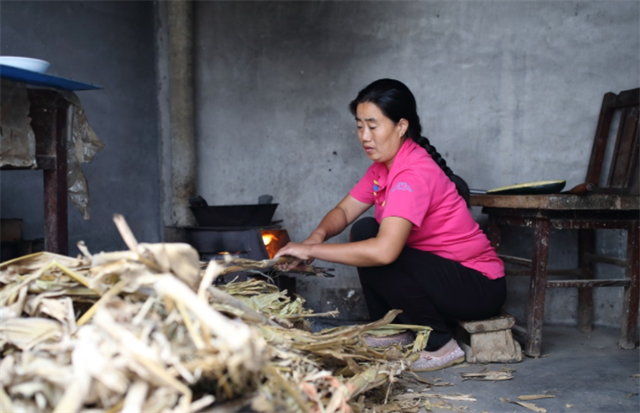 2017年农村四胞胎姐妹花同时考上大学，父母给她们一人买一部手机