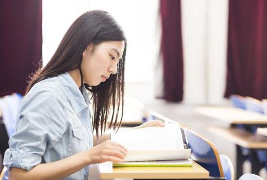 复旦大学老师上课香烟不断，一根接着一根抽，可学生却视若无睹