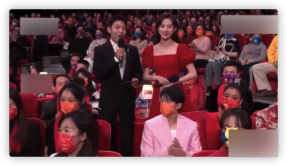 虎年春晚台下明星：王源吉克隽逸挤一把椅子，陈宝国隔口罩抠鼻子