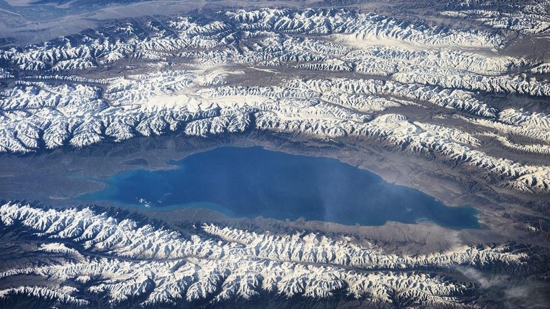 地球之眼：全球十大最震撼壮丽的自然湖泊与天坑景观