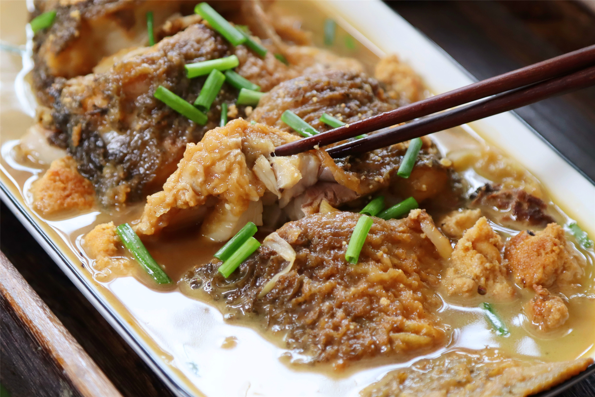 做紅燒魚，魚肉腥不入味？ 70歲奶奶教2招，魚肉軟滑鮮美，不夠吃