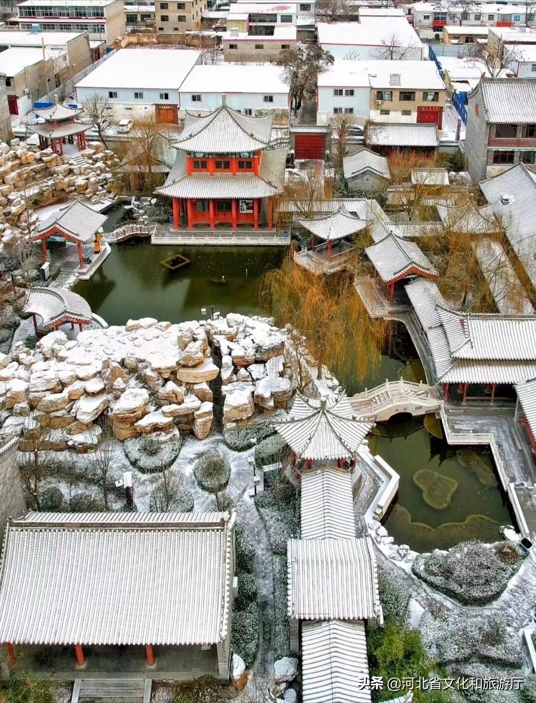 河北定州：飞絮弥漫天地 古城美不胜收