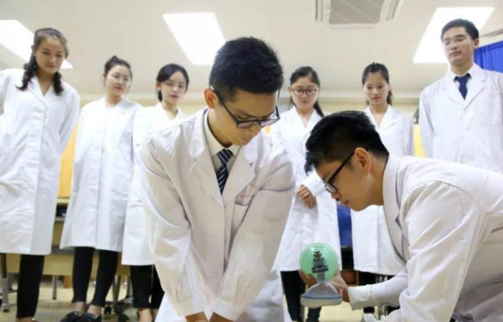 医学五年制和“八年制”哪个好？两者的差距明显，想学医的要了解