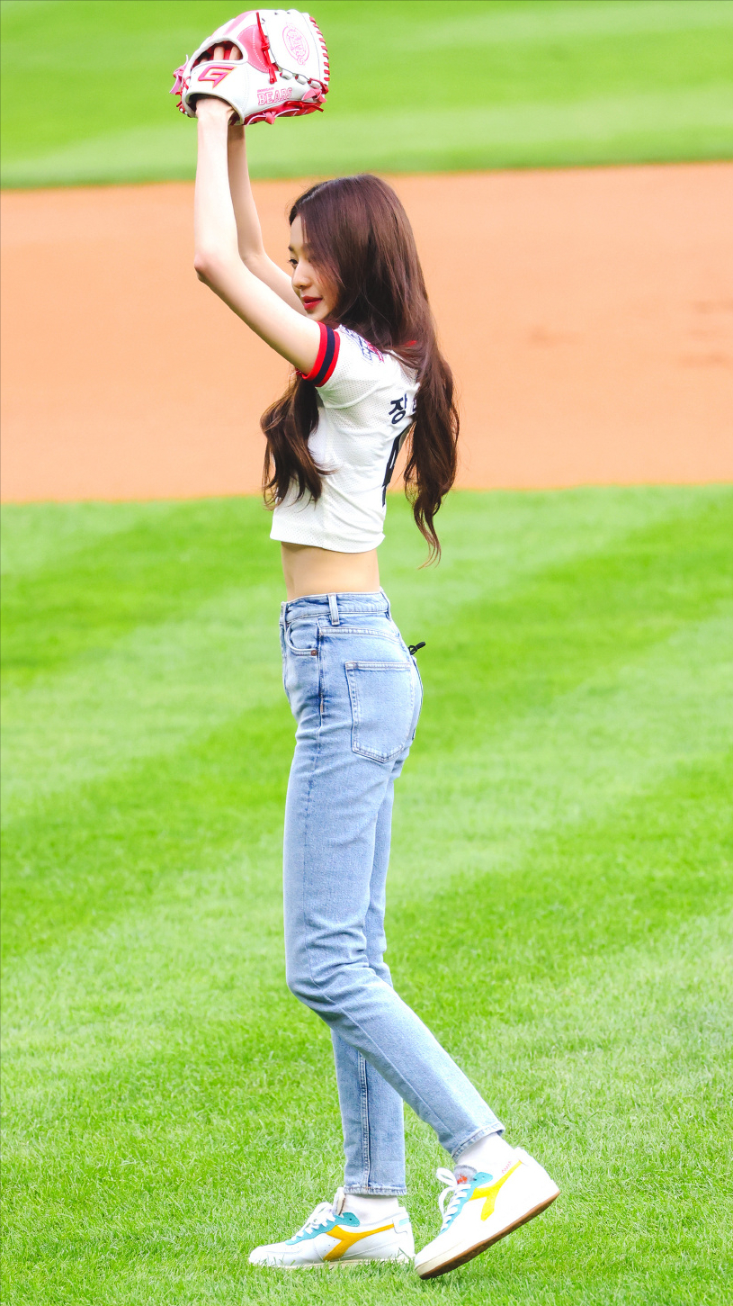 张元英为棒球联赛开球，18岁身材比例惊人？应该是P图夸张吧？