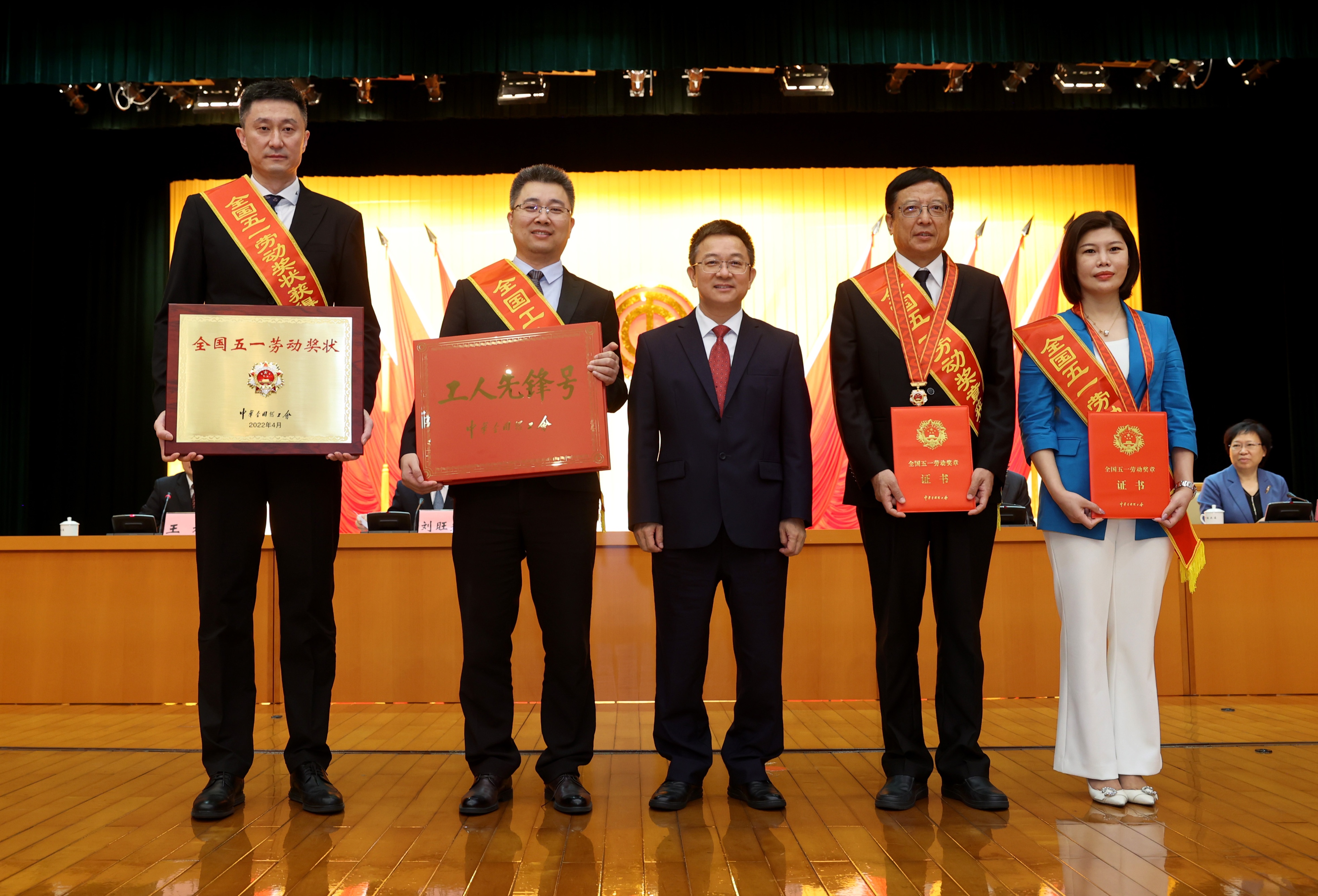 今晚CBA广东宏远对(CBA首家！广东宏远获得全国五一劳动奖 杜锋：是肯定更是鞭策)