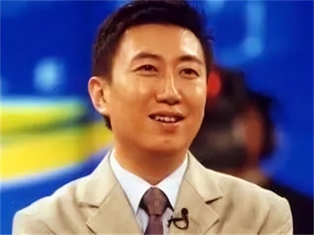 央视主持人陈伟鸿：55岁依然儒雅知性，一儿一女让人很羡慕