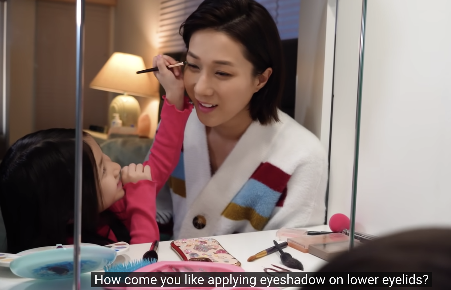 钟嘉欣和女儿为彼此化妆，英文粤语切换自如，Kelly表情古灵精怪