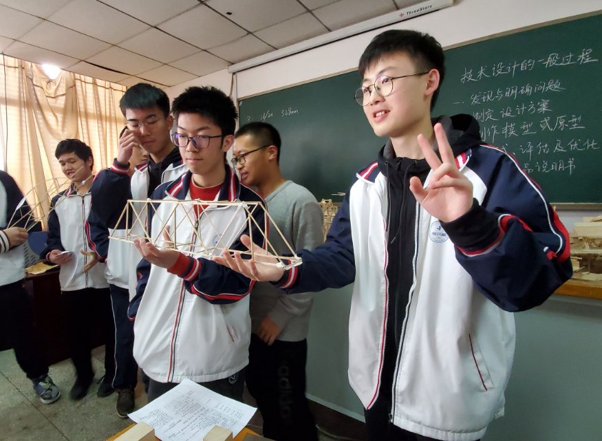 中考生的好消息，2022中考将取消部分考试科目，以满分计入总成绩