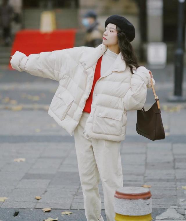 这个冬季，无论穿大衣还是羽绒服，配上这种帽子都好看