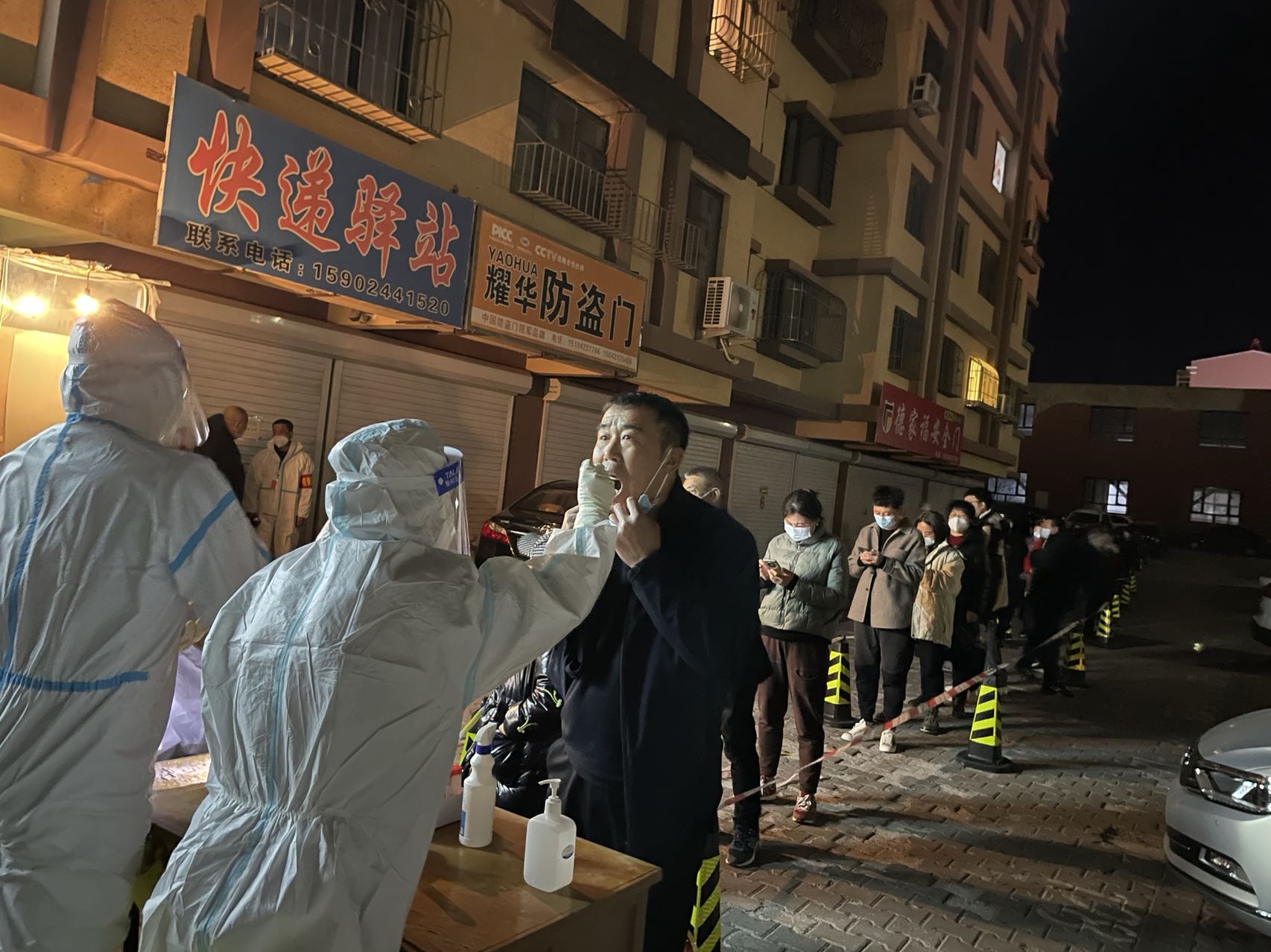 二院社区核酸检测采样现场秩序井然