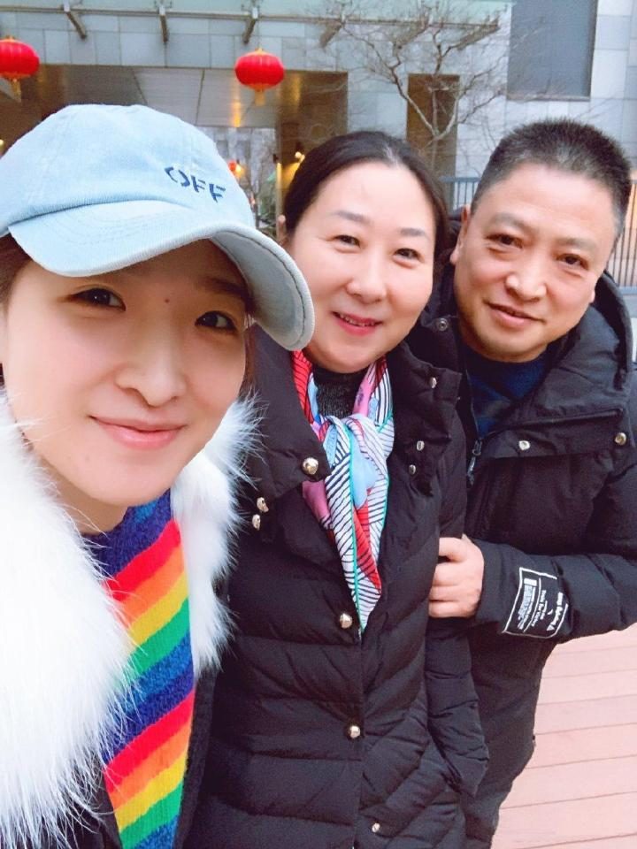 看国乒队五朵金花全家福,孙颖莎妈妈最有气质,朱雨玲爸爸最有钱