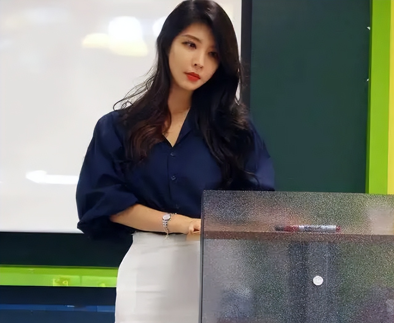 上海一所大学的女教师火了，长相酷似“AI”，让人喜欢又不敢靠近