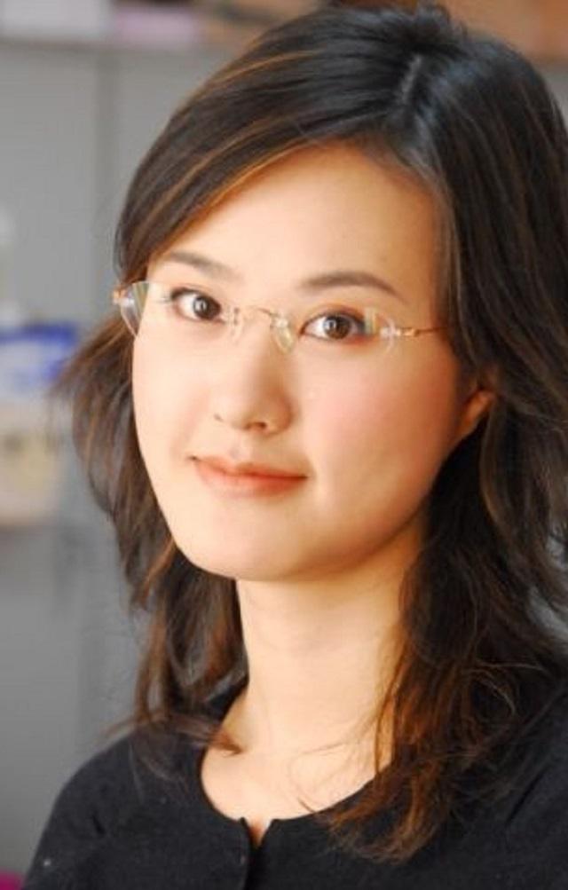 央视美女主持人秦方:坚守播音行业17年,40岁仍单身