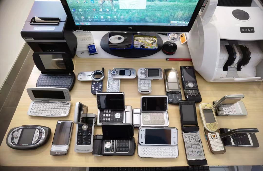 这才是“骨灰级”手机玩家！二十年用过18台手机，每一款都是经典