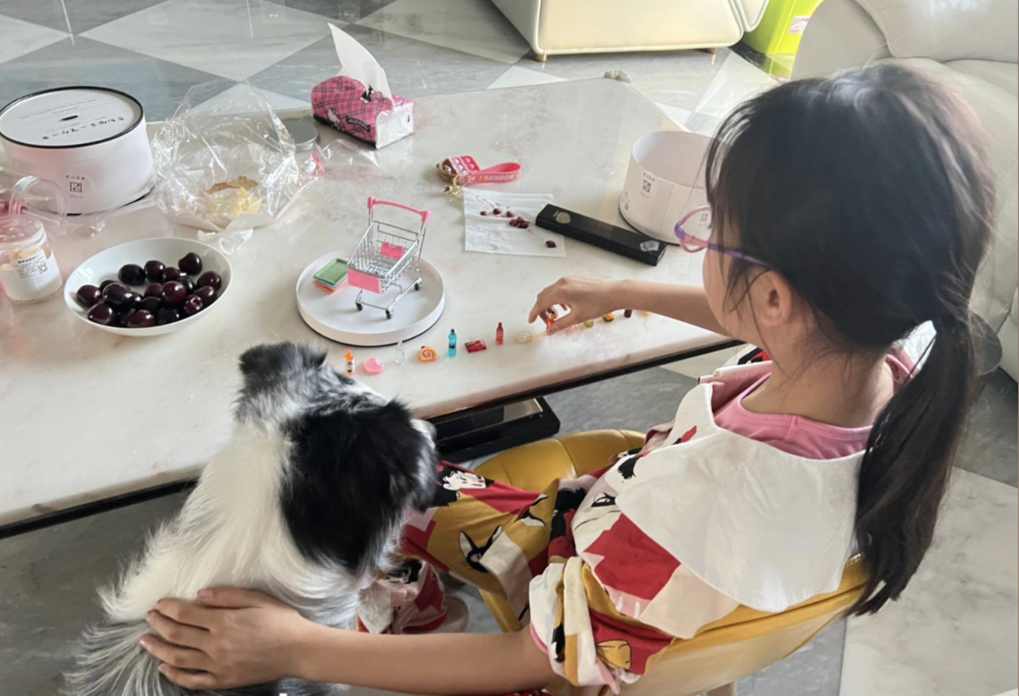 李小璐晒女儿假期生活，甜馨与宠物狗一起卖萌，上小学已经近视