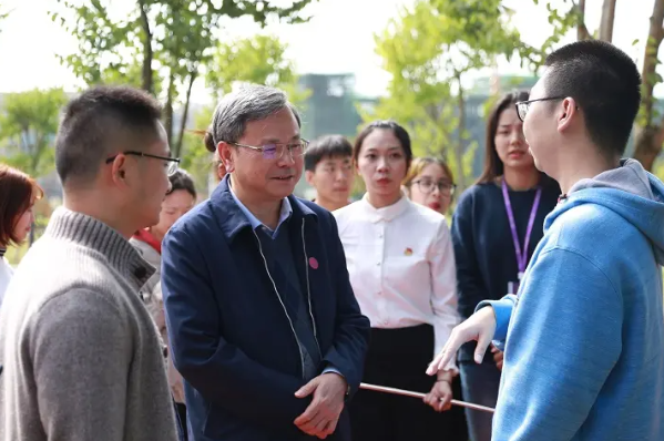 广西某大学因疫情封校，校长请学生在校内喝奶茶，直言：见者有份