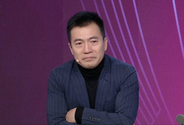 女足夺冠了，这个54岁的男人在演播厅哭了