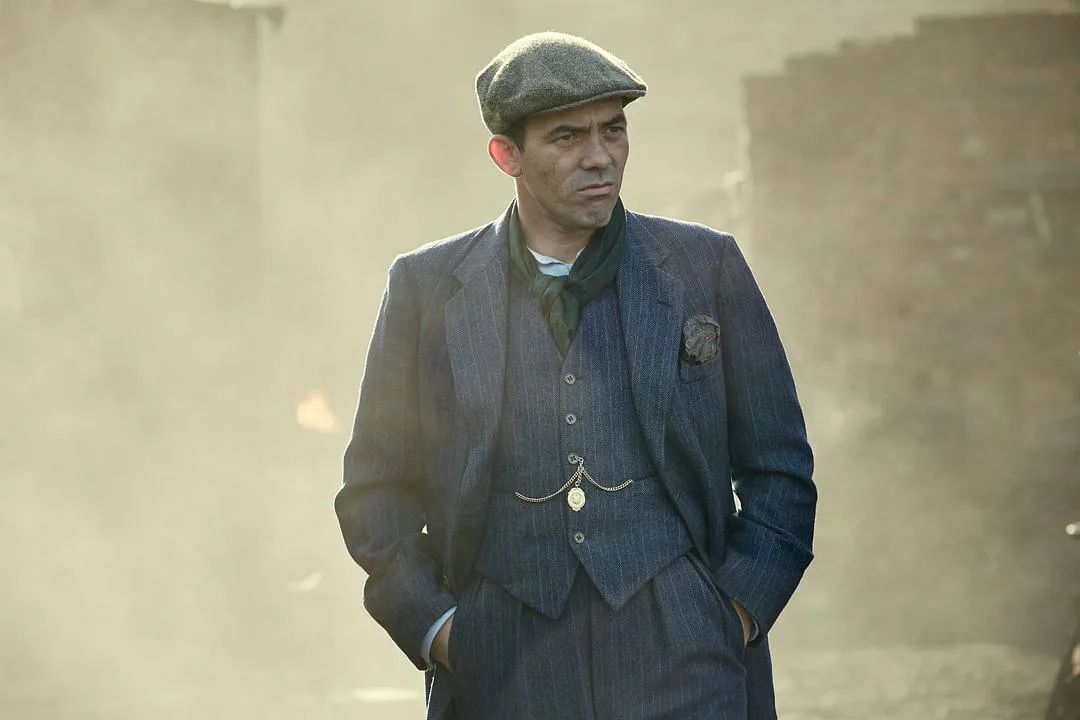 成员的领带都比较低调,像汤米经常系的纯色针织领带,就很有英伦腔调