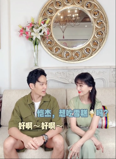 68岁赵雅芝与儿子同框，保养得当在他面前如少女，俩人相处似朋友