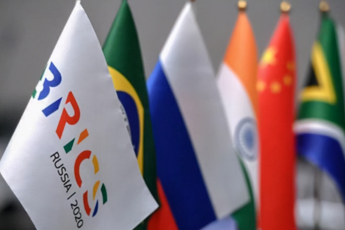 美国挖好了大坑，等着中国还有印度掉进去！我们要小心