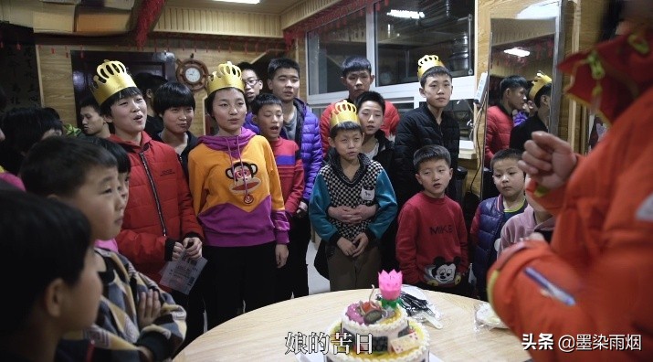 东北体育老师半生未婚，却被120个孩子叫爸爸，媒体跟踪报道12年